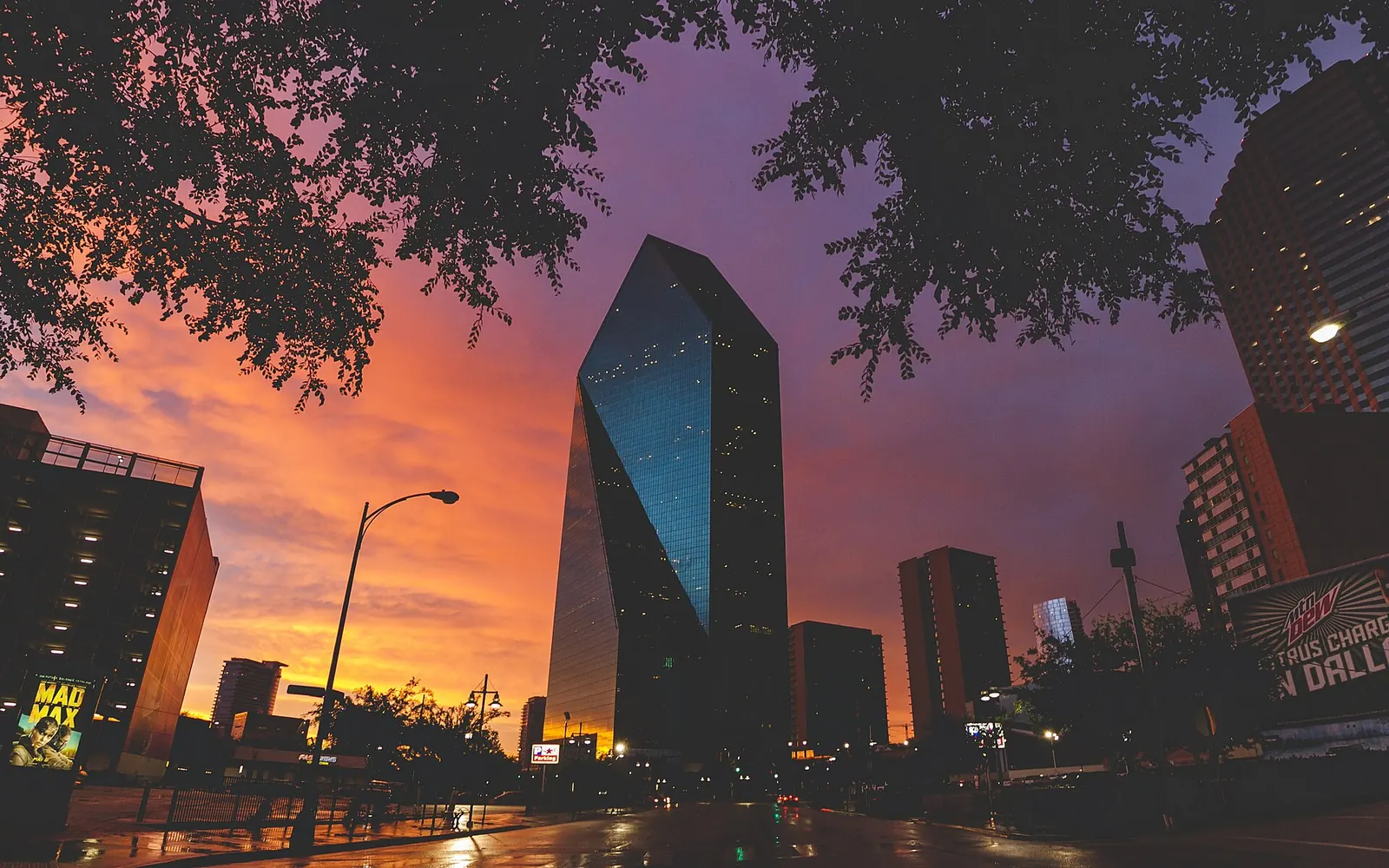 Fountain Place tower at sunset in downtown Dallas, Texas